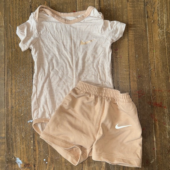 Nike Other - Nike beige stripe outfit